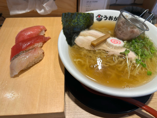 「【時間限定】赤酢しゃり握り3貫、追いかつおラーメン1000円」@鮨とラーメン うおがしや 新橋店の写真