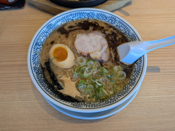 「熟成醤油とんこつラーメン黒」@丸源ラーメン 川越岸町店の写真
