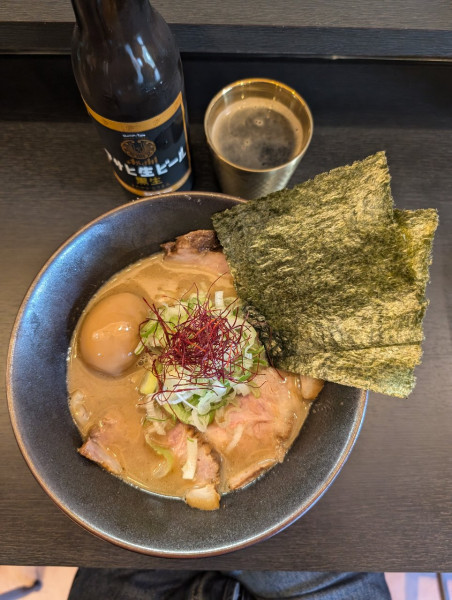 「味玉焼きあごらーめん＋タマネギ＋瓶ビール各種」@麺屋なにがしの写真