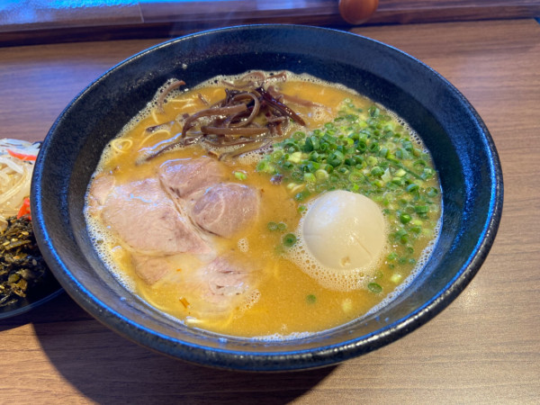 「味噌豚骨ラーメン味玉のせ(1000円)」@麺屋 小鉄 稲敷店の写真