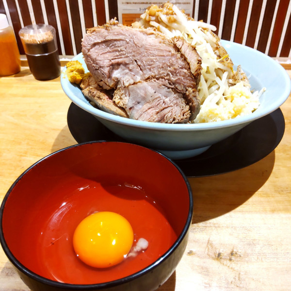 「汁なし 厚豚１枚（￥1,100）＋生玉子（￥100）」@俺の生きる道 関内地下街マリナード店の写真