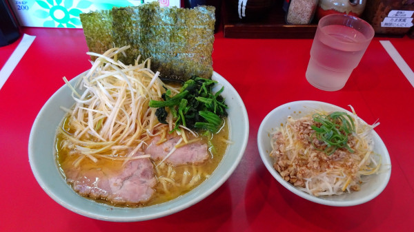 「ねぎチャーシューめん3枚（1,280円）味濃いめ＋ねぎ飯」@横浜家系らーめん たま家の写真