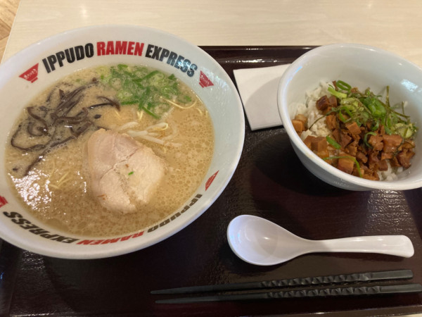 「とんこつラーメンAセット」@IPPUDO RAMEN EXPRESS プライムツリー赤池店の写真