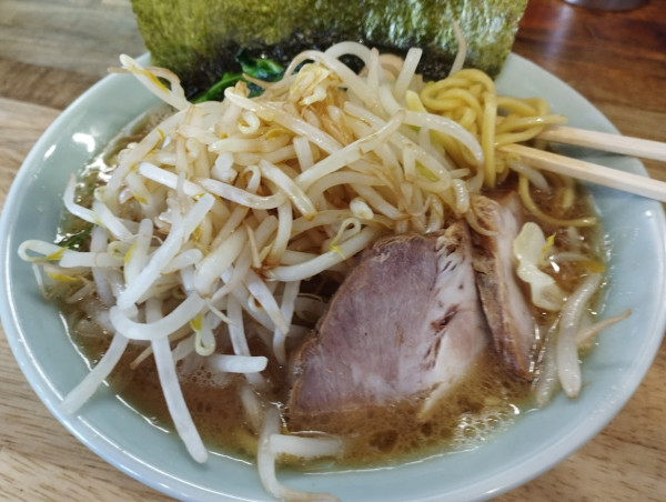 「らーめん(かため)(800)＋もやきゃべ(100)」@壱六家 大和店の写真