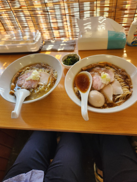 「特製醤油らぁ麺と塩らぁ麺」@無化調煮干しらぁ麺 誠実の写真