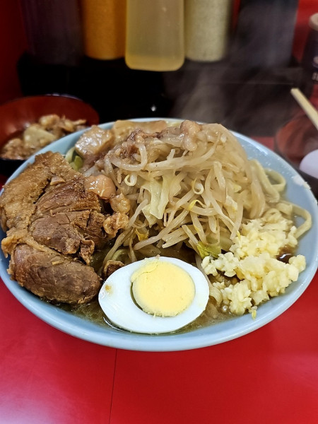 「ラーメン少なめ＋肉カスアブラ＋生卵」@ラーメン富士丸 東浦和店の写真