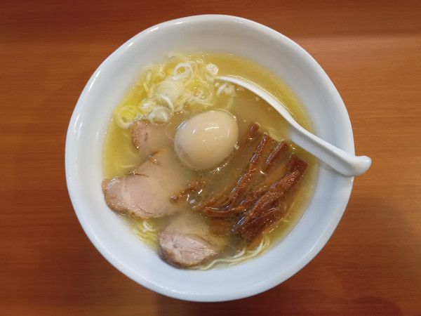 「塩麹そば＋トッピング全部増し」@中華そば さとう 元町店の写真