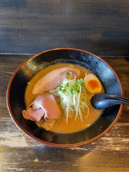 「和風とんこつ+レアチャーシュー（1200円）」@綿麺の写真