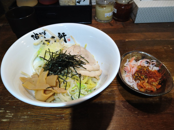 「油そば無双・でらあか！KⅡらいくトッピング」@歌志軒 金山地下店の写真