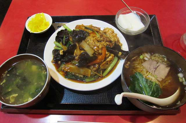 「豚肉とキクラゲの玉子炒めの定食　800円＋半ラーメン200円」@花彫酒家の写真