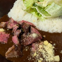 今日のカレー(炭火焼き仔羊もも肉)