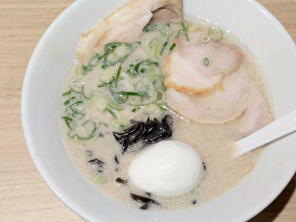 「チャーシュー白丸＋半熟玉子」@博多一風堂 アトレ亀戸店の写真