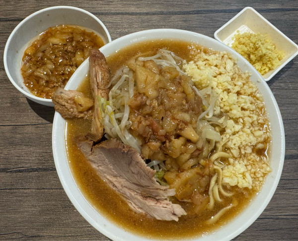 「ラーメン中➕しょうが➕味付アブラ」@ラーメンマルキの写真