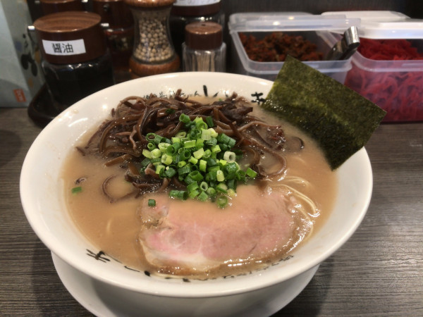 「らーめん（ハリガネ）➕きくらげ」@博多長浜らーめん いっきの写真