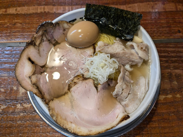 「限定 牛骨SP青湯スープ 塩 1200円 全部乗せ 400円」@元祖一条流がんこラーメン たま館分店の写真