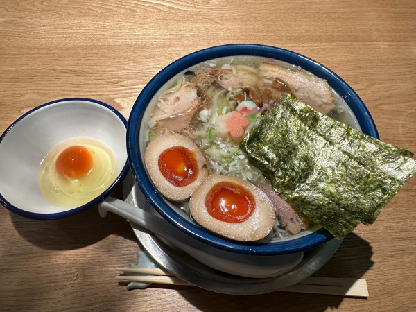 「特製中華そば(大盛)+生玉子」@銀座はるちゃんラーメンの写真