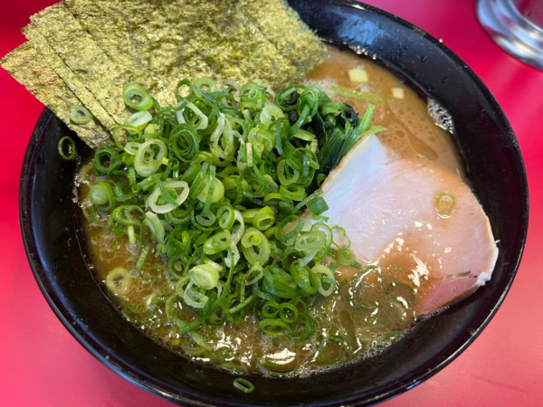 「らーめん900円＋九条ねぎ100円」@らーめん 谷瀬家 新橋店の写真