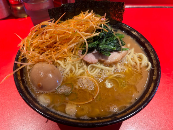 「大盛ラーメン（硬め 多め 少し薄め）＋白髪ねぎ辛子あえ＋味玉」@厚木家の写真