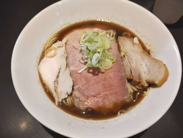 「淡麗蟹海老烏賊煮干ソバ（8周年記念限定）」@煮干乱舞の写真