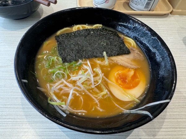 「辛旨とんこつ醤油ラーメン　528円」@はま寿司 江戸川松江店の写真