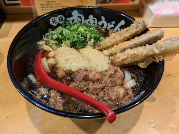 「肉肉うどんごぼう天(1080円)」@元祖 肉肉うどん 川端店の写真