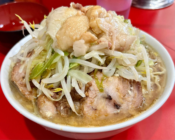 「小豚入り 豚4枚 全マシ 生卵」@ラーメン二郎 生田駅前店の写真