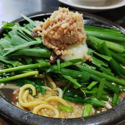 ニラそば（正油）ミニライス付 880円