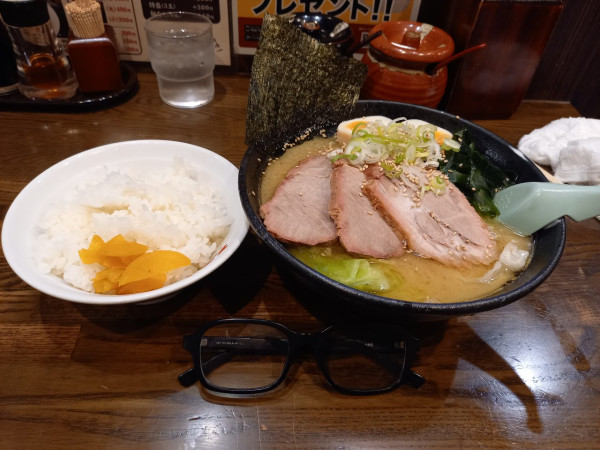 「さつまっこラーメン(かため・おおめ)ライス」@さつまっこ MEGAドンキホーテ大森山王店の写真