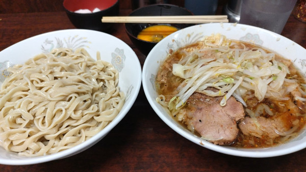 「つけ麺　小　生卵　ヤサイマシニンニクアブラ少しマシ¥1050」@ラーメン二郎 めじろ台店の写真