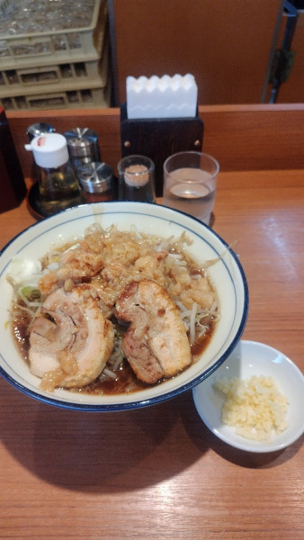 「令6·10·12醤油豚骨ラーメン全マシ(950円)」@らーめん勇の写真