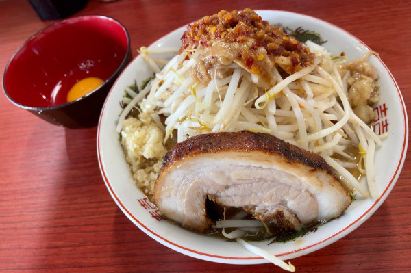 「ラーメン＋生卵＋自家製旨辛ラー油」@ラーメン一太豚の写真