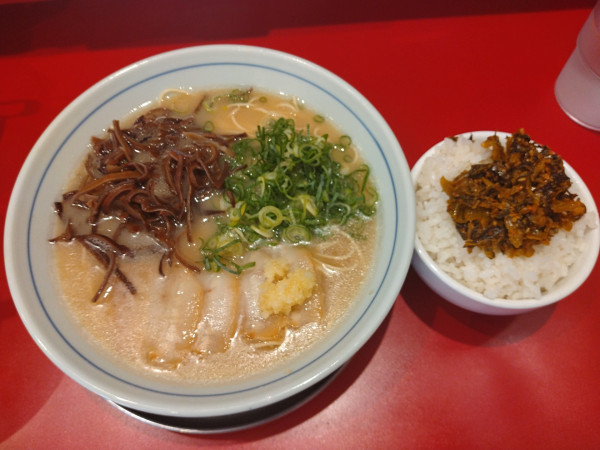 「本場博多ラーメン¥700+無料ライス」@本場博多ラーメン せまかっちゃん 神田店の写真