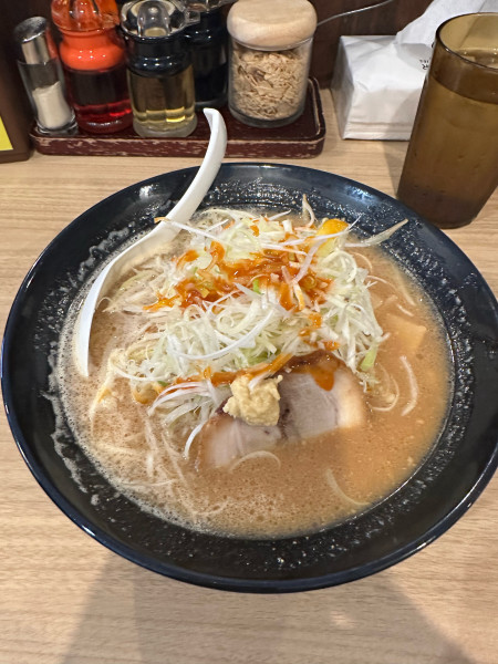 「濃厚味噌辛ねぎらーめん」@威風 秋葉原店の写真