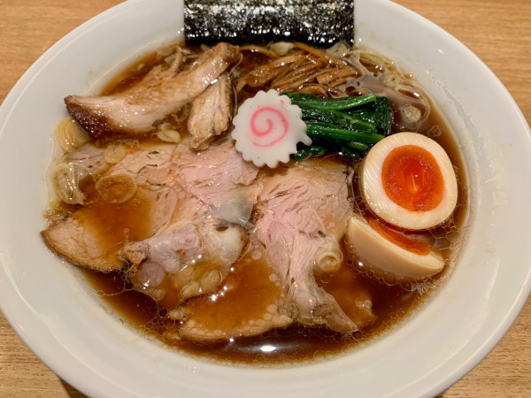 「味玉醤油半チャーシューメン(並)」@長岡食堂 東京ラーメン横丁店の写真