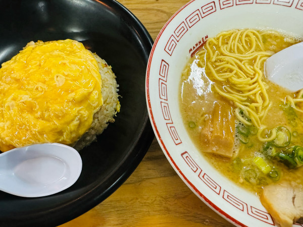 「特製ラーメンとチャーハン」@まんねん 梅田本店の写真