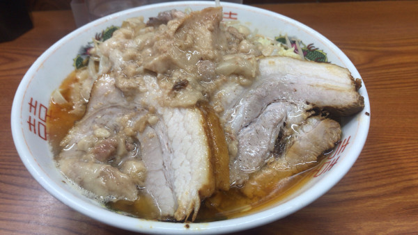 「ﾗｰﾒﾝ( ﾌﾞﾀ1枚入り )  本日のﾄｯﾋﾟﾝｸﾞ¥1000」@ラーメン二郎 亀戸店の写真