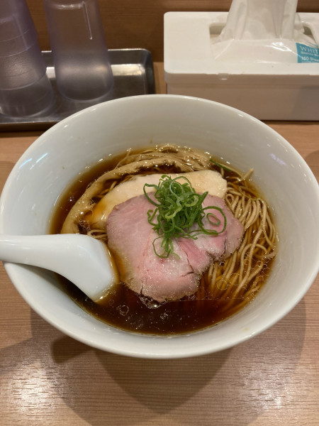 「醤油らぁめん」@らぁ麺 はやし田 赤羽店の写真