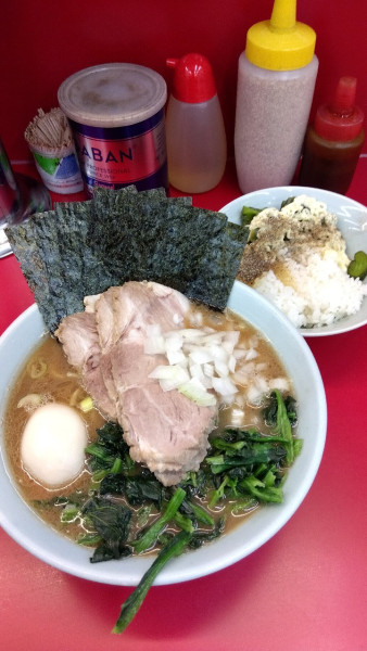 「ヤクムサらーめん並+無料ライス」@横浜ラーメン武蔵家 薬園台店の写真