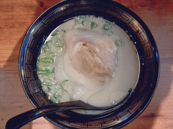 「とんこつラーメン（針金）＋替玉（針金）」@情熱のすためし どんどん 大宮東口店の写真