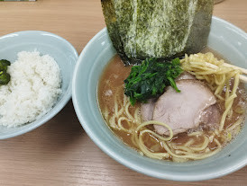 「ラーメン(並)(かため)(800)+無料ライス小」@横浜ラーメン 武蔵家 日吉店の写真
