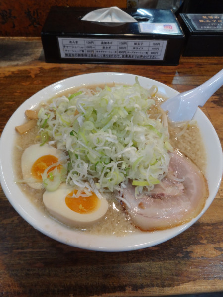 「醤油950円背脂薬味　フォロワー煮卵」@こってりらーめん 誉の写真