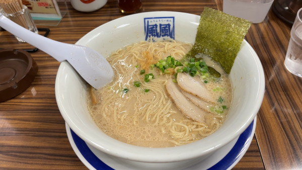 「とんこつラーメン」@風風ラーメン 志木南口店の写真