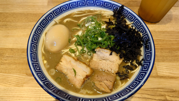 「煮干中盛+味玉」@豚骨醤油 三輪の写真