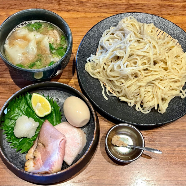 「【季節限定 秋】秋刀魚煮干つけ麺 醤油+特製TP」@自家製手もみ麺 鈴ノ木の写真