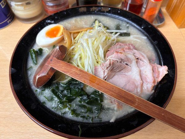 「定番(ネギチャーシュー)小　醤油＋ワカメ」@ラーメン青木亭 越谷店の写真