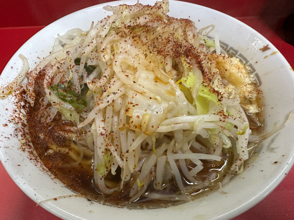 「ラーメン小　少なめニンニクカラメ一味」@ラーメン二郎 越谷店の写真