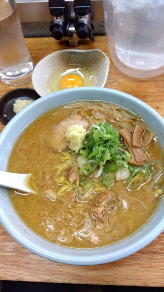 「味噌ラーメン(小)+生玉子+無料ニンニク」@中華そば 温故知新の写真