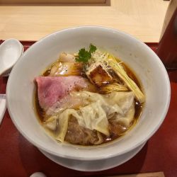 蔵出し醤油そば 神戸牛の旨味入り特製ワンタン