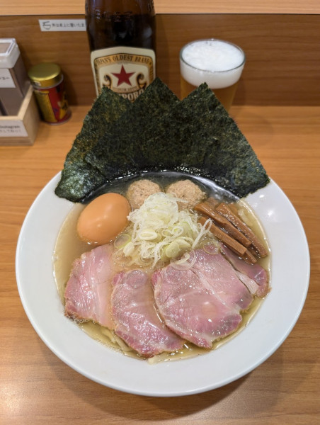「全部のせ塩らーめん［燻製たまご］＋サッポロラガー赤星中瓶」@しののめヌードルの写真