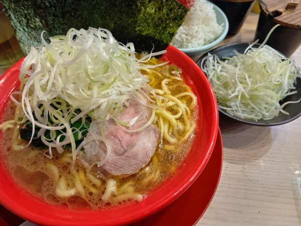 「らーめん（大）ライス　お好み普通　白髪ネギダブル」@吉祥寺 武蔵家 笹塚店の写真
